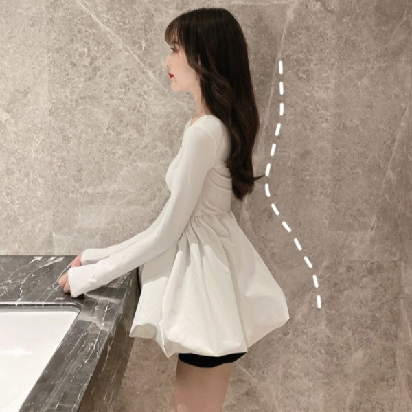 Iškirpta moteriška palaidinė kvadratine iškirpte