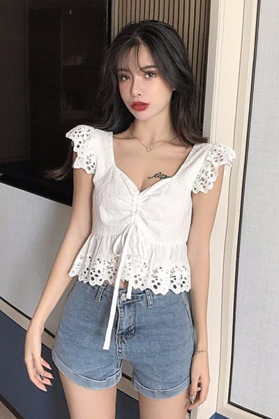 Moteriška laisvalaikio palaidinė su špico iškirpte ir baltais kaklaraiščiais