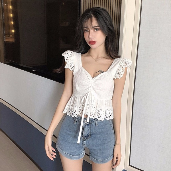 Moteriška laisvalaikio palaidinė su špico iškirpte ir baltais kaklaraiščiais