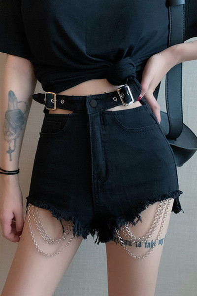 Jauns sieviešu šortu modelis ar izgrieztām detaļām un metāla elementiem