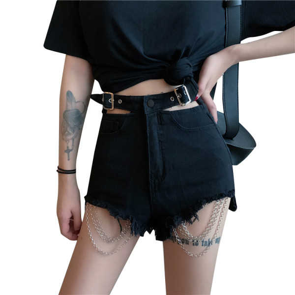Jauns sieviešu šortu modelis ar izgrieztām detaļām un metāla elementiem
