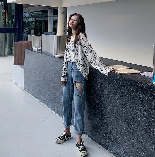 Laisvalaikio moteriškų džinsų tiesus modelis su plėšytais motyvais ir aukštu juosmeniu