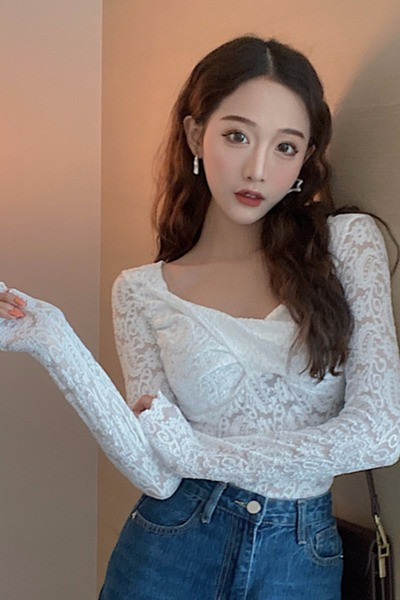 Moteriška laisvalaikio palaidinė nėriniuotomis rankovėmis ir špico iškirpte