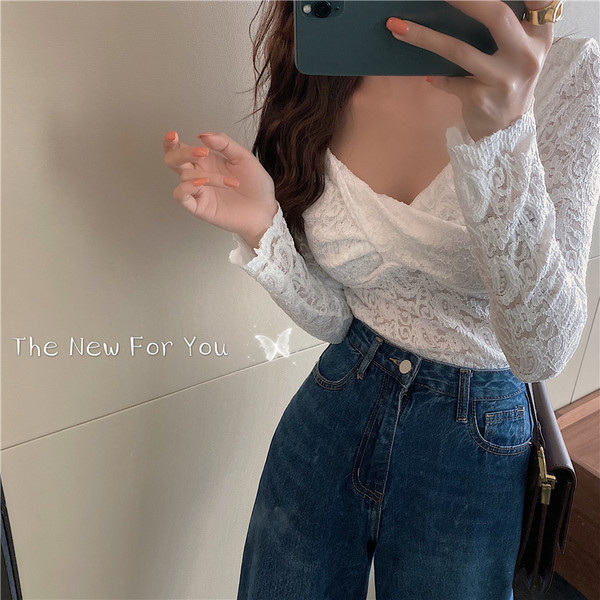 Moteriška laisvalaikio palaidinė nėriniuotomis rankovėmis ir špico iškirpte