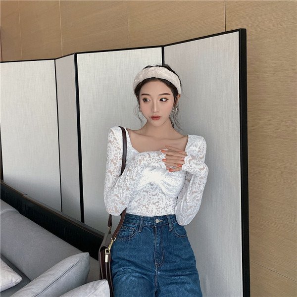 Moteriška laisvalaikio palaidinė nėriniuotomis rankovėmis ir špico iškirpte