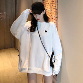 Platus moteriškas baltas megztinis su širdelės siuvinėjimu