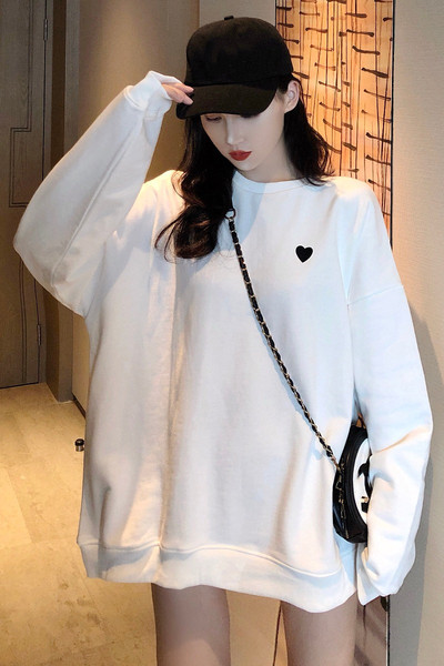 Platus moteriškas baltas megztinis su širdelės siuvinėjimu