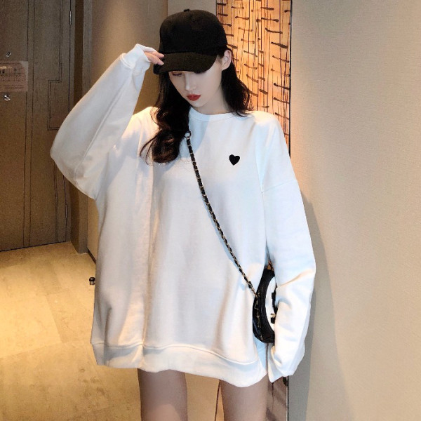 Platus moteriškas baltas megztinis su širdelės siuvinėjimu