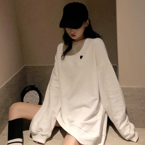 Platus moteriškas baltas megztinis su širdelės siuvinėjimu