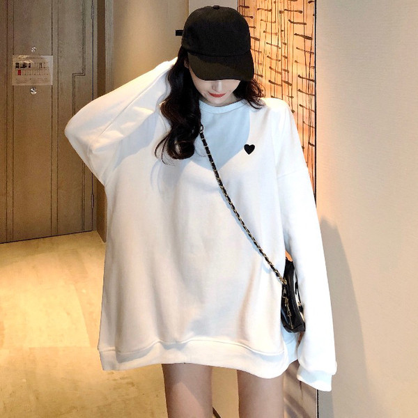 Platus moteriškas baltas megztinis su širdelės siuvinėjimu