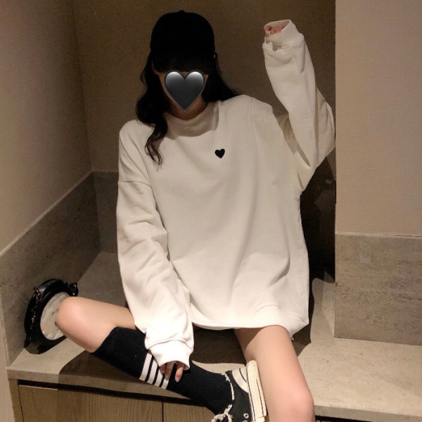 Platus moteriškas baltas megztinis su širdelės siuvinėjimu