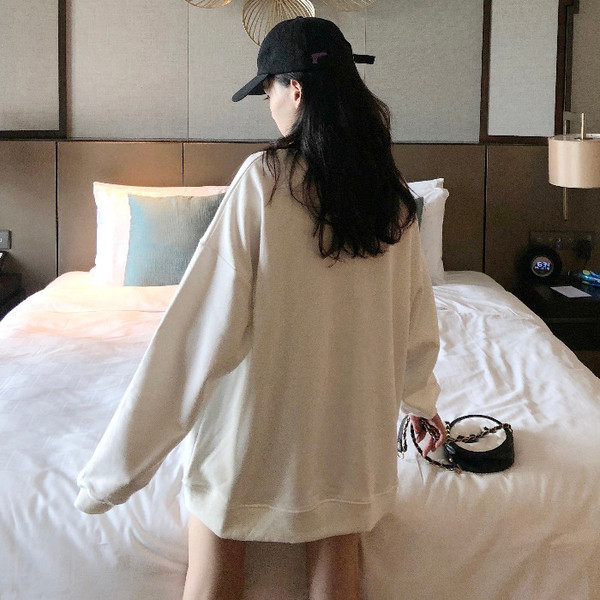 Platus moteriškas baltas megztinis su širdelės siuvinėjimu