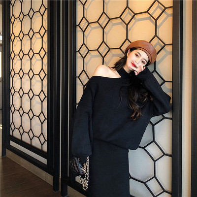 Platus moteriškas megztinis su iškirpta dalimi