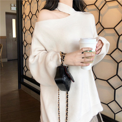 Platus moteriškas megztinis su iškirpta dalimi