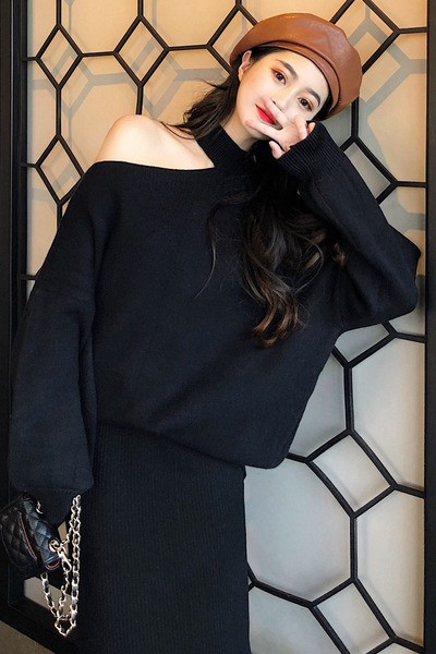 Platus moteriškas megztinis su iškirpta dalimi