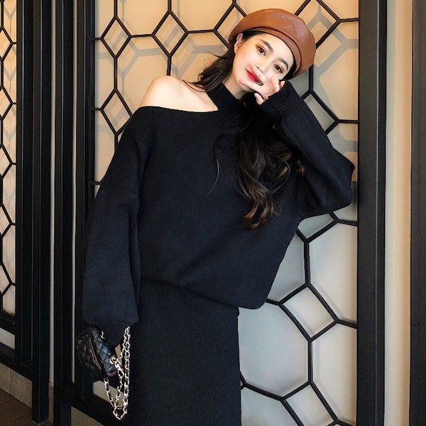 Platus moteriškas megztinis su iškirpta dalimi