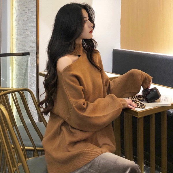 Platus moteriškas megztinis su iškirpta dalimi