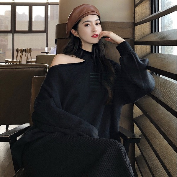 Platus moteriškas megztinis su iškirpta dalimi