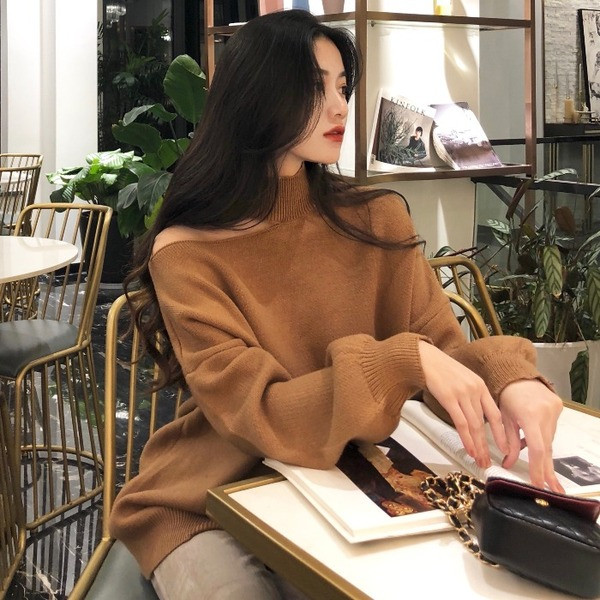 Platus moteriškas megztinis su iškirpta dalimi