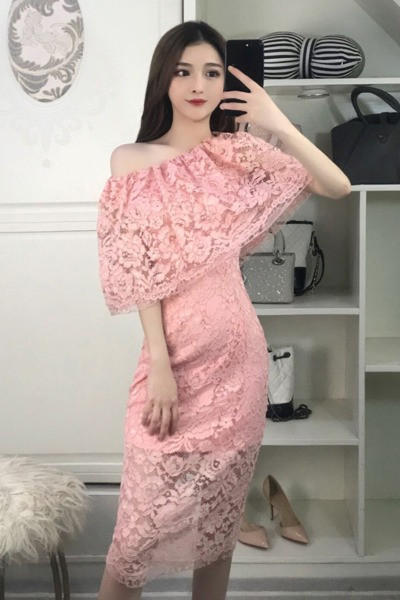 Női csipke ruha csónakos nyakkivágással