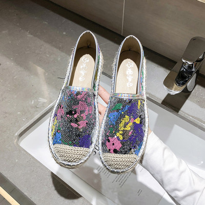 Moteriškos spyruoklinės espadrilės lygiais padais ir spalvingais blizgučiais