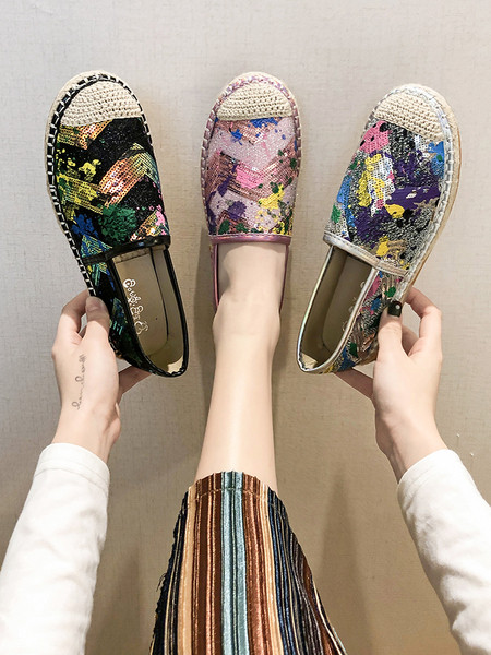 Moteriškos spyruoklinės espadrilės lygiais padais ir spalvingais blizgučiais