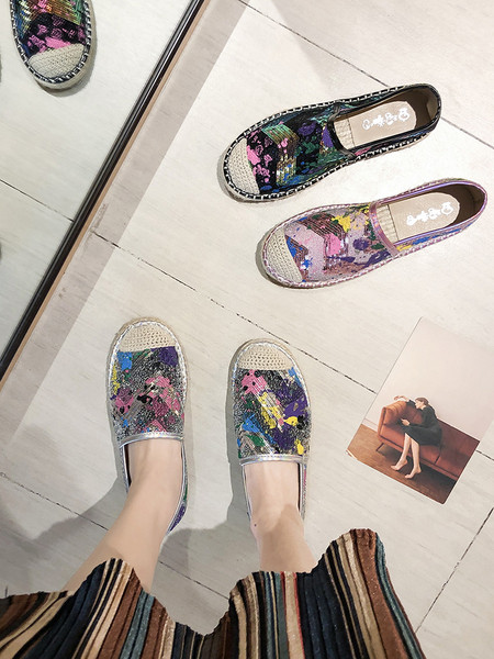 Moteriškos spyruoklinės espadrilės lygiais padais ir spalvingais blizgučiais