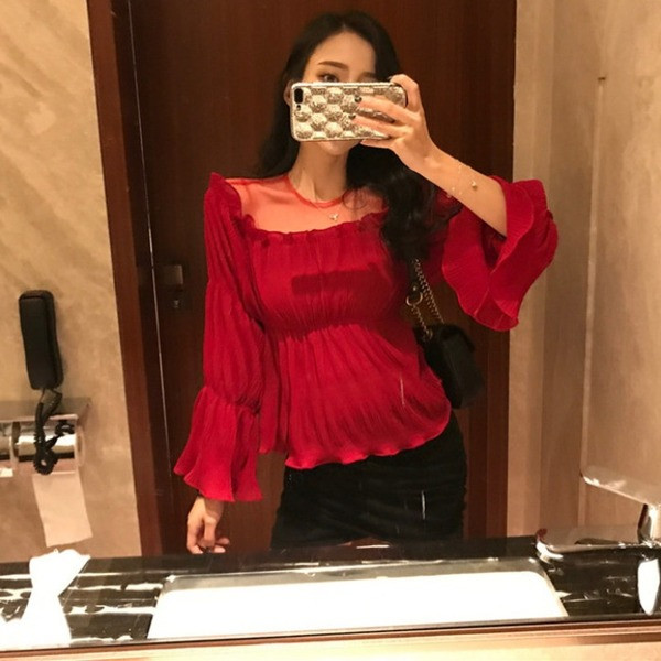 Moderni moteriška palaidinė su ovalia iškirpte ir tiuliu