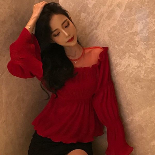 Moderni moteriška palaidinė su ovalia iškirpte ir tiuliu