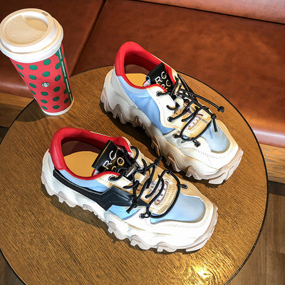 Įprasti moteriški spalvoti sportbačiai grubiu padu ir raišteliais