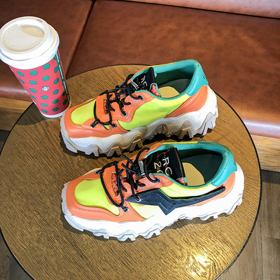 Įprasti moteriški spalvoti sportbačiai grubiu padu ir raišteliais