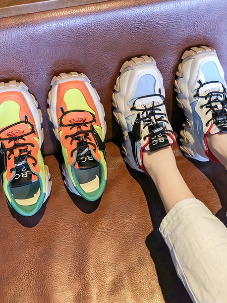 Įprasti moteriški spalvoti sportbačiai grubiu padu ir raišteliais