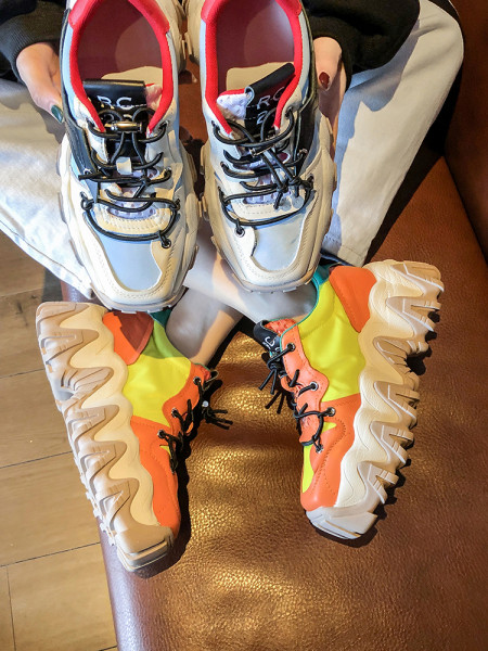 Įprasti moteriški spalvoti sportbačiai grubiu padu ir raišteliais