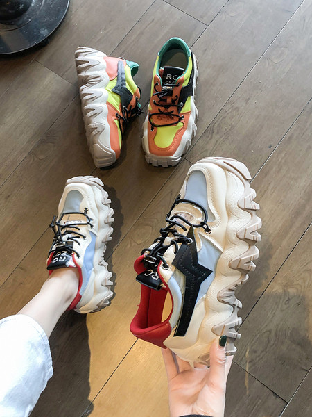 Įprasti moteriški spalvoti sportbačiai grubiu padu ir raišteliais