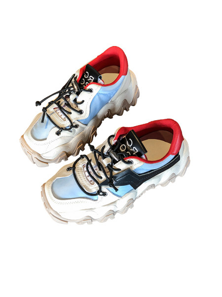 Įprasti moteriški spalvoti sportbačiai grubiu padu ir raišteliais