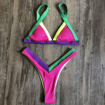 Modernus dviejų dalių maudymosi kostiumėlis su trikampiu viršumi