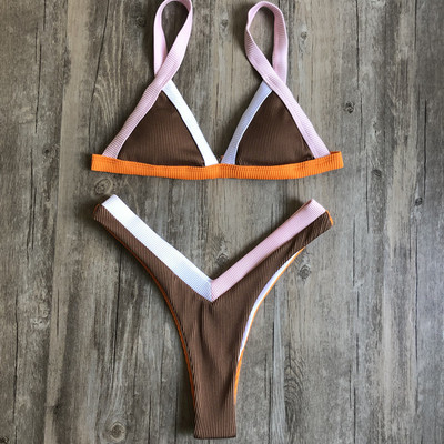 Modernus dviejų dalių maudymosi kostiumėlis su trikampiu viršumi