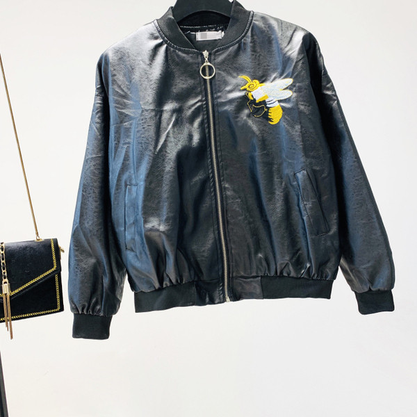 Нов модел дамско яке с бродерия и цип