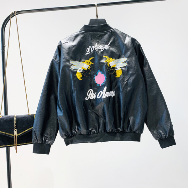 Нов модел дамско яке с бродерия и цип