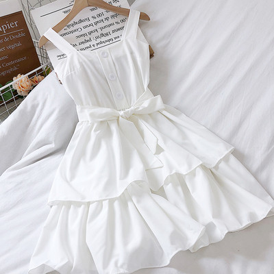 Pavasariška moteriška suknelė su plačiomis petnešėlėmis ir kaspinu