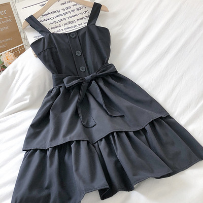 Pavasariška moteriška suknelė su plačiomis petnešėlėmis ir kaspinu