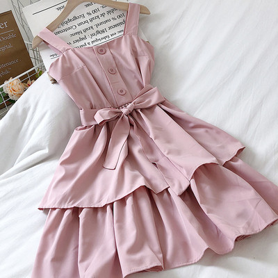 Pavasariška moteriška suknelė su plačiomis petnešėlėmis ir kaspinu