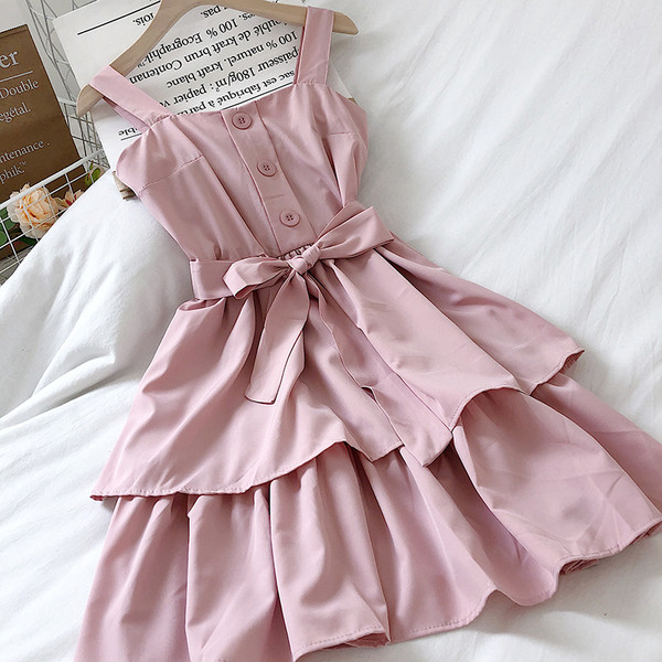 Пролетна дамска рокля с широки презрамки и панделка 