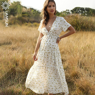 Laisvalaikio moteriškos ilgos suknelės modelis su gilia iškirpte ir trumpomis rankovėmis