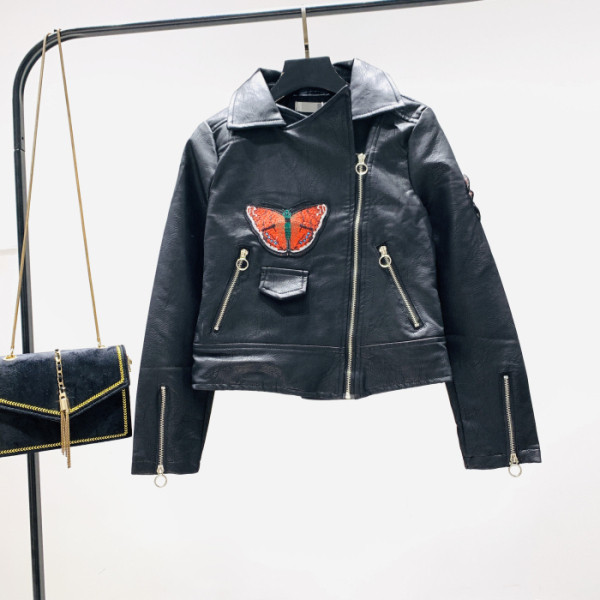 Нов модел късо дамско яке с цип в черен цвят