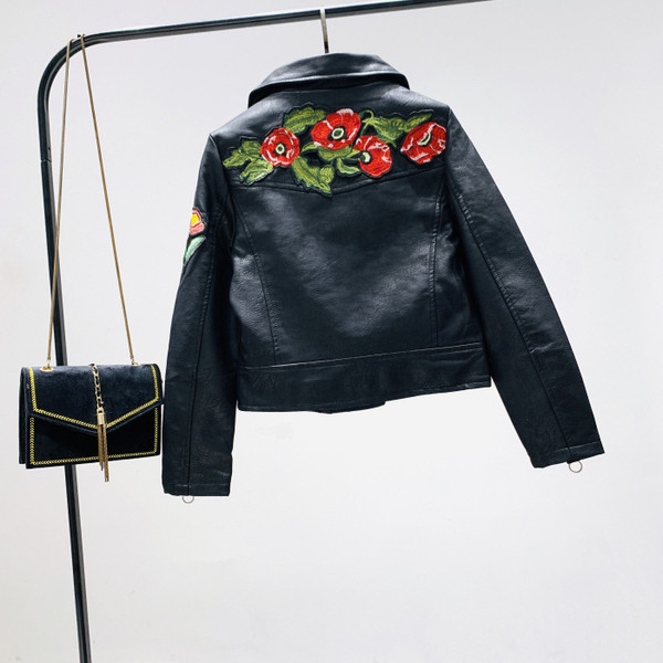 Нов модел късо дамско яке с цип в черен цвят