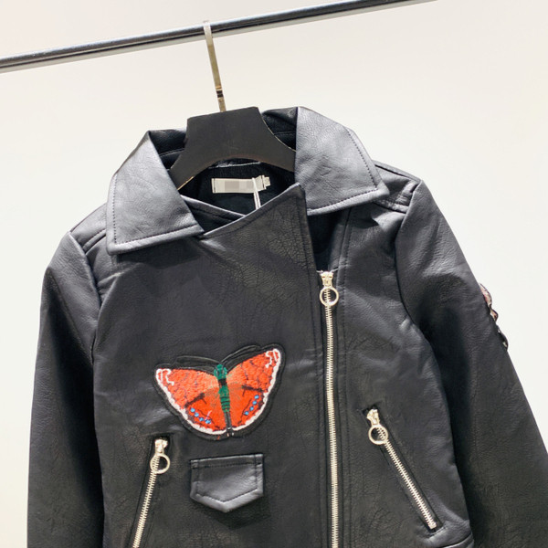 Нов модел късо дамско яке с цип в черен цвят