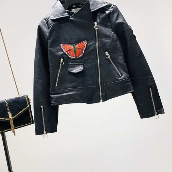 Нов модел късо дамско яке с цип в черен цвят