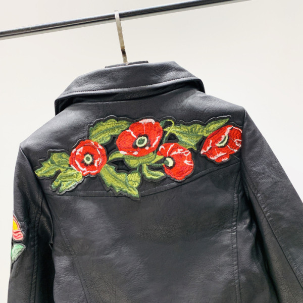 Нов модел късо дамско яке с цип в черен цвят