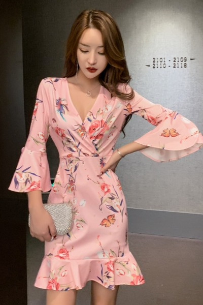 Стилна дамска рокля с флорални мотиви и 7/8 ръкав